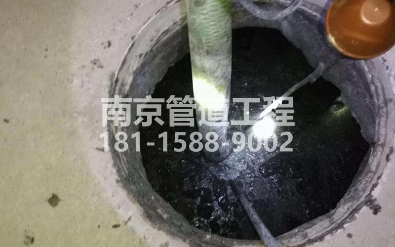 216颂德里清理化粪池